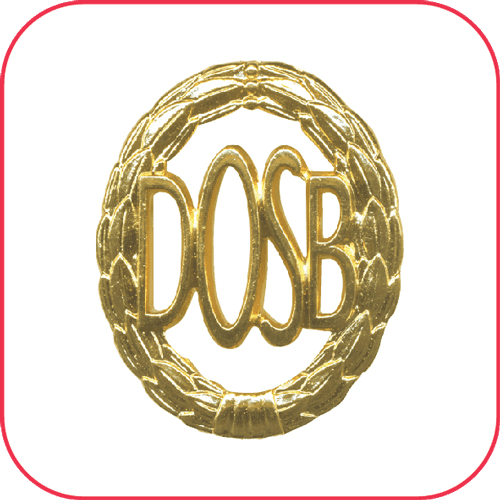 Abbildung des goldenen DOSB-Sportabzeichens in Form eines Lorbeerkranzes mit den Buchstaben 'DOSB' in der Mitte, auf weißem Hintergrund mit rotem Rahmen.